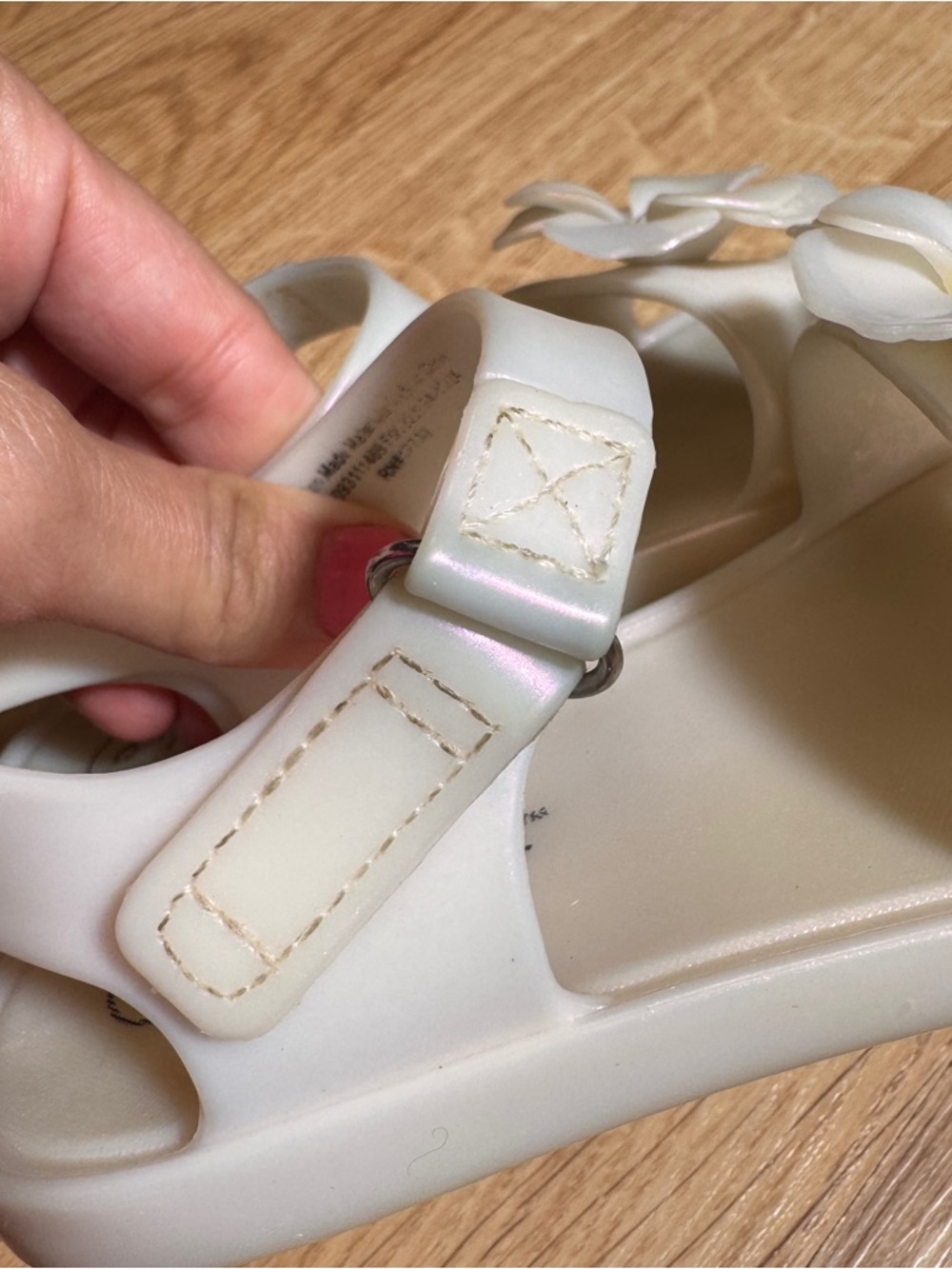 Cat & Jack Girls' White Floral Jelly Sandals - Picture 4 of 6